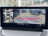 車体がシースルー(透過)して周囲の見通しを高めた設計の『360&deg;シースルービューモニター』を搭載。大きな車体でも、上空から見下ろす正確な視点で、狭い道や駐車をサポートします。