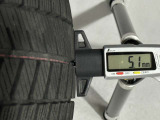冬タイヤの残り溝は5.1mmです。スリップラインからは3.7mmとなっております。