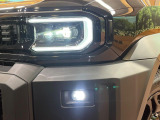 【LEDヘッドライト】悪天候や夜間走行時も良好な視界を確保し安心して運転できる高輝度LEDヘッドライトを装備!点灯速度が早く、消費電力も抑えられています。