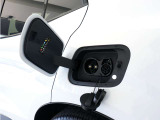 急速充電器は、外出先の公共の充電ステーションでご利用いただけます。CHAdeMOに対応し、短時間で急速充電!150kWの急速充電器を使用した場合、充電率10%から80%まで、約32分で充電できます。