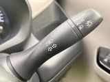 【オートライト】周りの明るさに応じて自動でヘッドライトの点灯・消灯ができる機能です!ライトの付け忘れ・消し忘れなどが無くなり、雨の日や夕方の走行も安心!トンネル通過時も便利ですね♪
