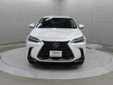 エクステリアは、一目でLEXUSとわかるスピンドルグリルを起点に、人が乗るキャビンの前後を大胆に絞り込んだ菱形のボディと力強く張り出したホイールフレアを融合させ、タイヤの存在を強調しています。