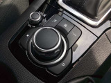「MAZDAコネクト」コマンダー部 手元を見ることなく操作出来るように左手を自然に降ろした位置に設置。シンプルで使いやすく、機能を覚えやすいボタン配置になっています。