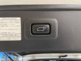 【パワーバックドア】ワンタッチでバックドアが開き、閉める場合もワンタッチで操作可能で便利性UPです☆運転席からも、スマートキーからの操作も可能です♪