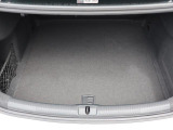 Audi正規ディーラーが高品質をお約束。高度な訓練・教育を受けたAudi専任メカニックが、100項目にもおよぶ精密な点検を実施。すべてクリアしたAudi車だけ、あなたのお手元に届けられるのです