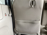 【シートバックポケット】すぐ手に取りたいアイテムをスマートにしまっておけます。限られた空間を有効に活用でき、長距離のドライブでも車内を清潔感のある落ち着いた状態に保ってくれる実用的な機能です。