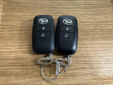 【スマートキー】 スマートキーを携帯していれば、ドアハンドルのボタンを押してロックの解除ができ、パワースライドドア(左側)もワンタッチで開閉できます