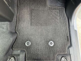 運転席フロアマットです。使用感はありますが、目立った汚れや損傷はありません。