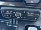 【オートエアコン】一度お好みの温度に設定すれば、車内の温度を検知し風量や温度を自動で調整。暑い&hellip;寒い&hellip;と何度もスイッチ操作をする必要はありません。快適な車内空間には必須の機能ですね♪