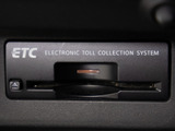 コンソール内一体型のビルトインETC装備!見た目の部分も良いですが、ETCカードの盗難防止になる設置箇所です!料金所の渋滞回避!時間帯・日によって料金の軽減を受けられます!ストレス知らずのドライブ!