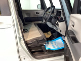ベンチシートは、運転席と助手席の移動もスムーズ! 狭い駐車場での乗り降りや、お子様の乗り降りにも便利です。