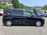 狭い駐車場でも、スライドドアならチャイルドシートへのお子さまの乗降や荷物の積載もスムーズ。