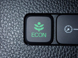 エンジン、エアコンなどを制御し低燃費な『ECONモード』に、また走りを楽しみたいとき、空調など快適性を重視したいときにはスイッチOFFで通常モードに切り替えができます!