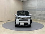 お車購入のポイントとなるフロントマスクです!シャープな目つきが印象的なデザインのヘッドランプです。