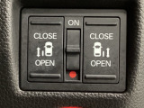 【両側パワースライドドア】両側がパワースライドドアになっており、運転席のスイッチやスマートキーでも開閉が可能です!開口部も広いので乗り降りも楽々♪