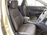 フロントはゆったり座れるセパレートシートです。
