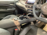 運転席周辺のスマートなレイアウトが、操作のしやすさを実現。快適なドライブをサポートします。