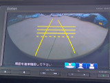 バックカメラの画像です。ガイドラインがスムースな車庫入れをサポートいたします。車庫入れの安心感がアップしますね。