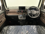 【インパネ】運転のしやすさを最優先に設計された見晴らしの良いフロントビュー。車両間隔が掴みやすく狭い道でも安心♪「安全」と「品質」を最優先に、安心してお乗りいただけるクルマを提供いたします。