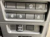 運転席から両側電動スライドドアの開閉ができます