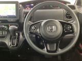 【ハンドル】運転にかかわる様々な操作を安全に行えるように視点移動が少なく操作性に配慮されたスイッチ類が凝縮されたコックピットです。