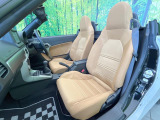 運転席まわりには十分なスペースがあり、大柄な方でもゆったり運転していただける環境です。