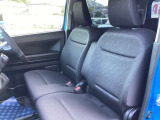 ゆったりとしたフロントベンチシートです。運転席にシートヒーターが付いています。