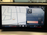 BMWのナビゲーションは操作性も良く、詳細な地図情報と交通状況を見やすく表示し、快適なドライビングをサポートしながら目的地までナビゲートします。
