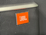 【JBLサウンドシステム】高品位サウンドシステムを搭載。専用のチューニングが施された大小様々なスピーカーから良質なサウンドが奏でられ、臨場感あふれる音響空間を演出します。
