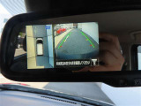 (パノラミックビューモニタ-)車を上から見たような映像で死角もバッチリ確認できます。