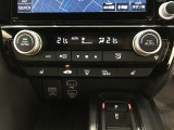 オートエアコンは左右席で独立温度コントロールが可能です。シートヒーター付きで、冷えた車内でもスイッチを押せば数秒で座面と背もたれがあたたかくなります。