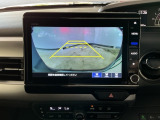 【バックカメラ】運転が苦手な方も車庫入れラクラクです!ギアをリバースに入れれば自動的に切り換わりますので、面倒な操作は不要です♪狭い駐車場もお車を傷つけず安心ですね!