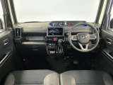 【インパネ】運転のしやすさを最優先に設計された見晴らしの良いフロントビュー。車両間隔が掴みやすく狭い道でも安心♪「安全」と「品質」を最優先に、安心してお乗りいただけるクルマを提供いたします。