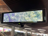 【インテリジェントルームミラー】後席の大きな荷物や同乗者で後方が確認しづらい時でも安心!カメラが撮影した車両後方の映像をルームミラー内に表示。クリアな視界で状況の確認が可能です!