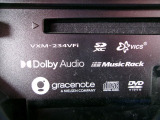 フルセグテレビ搭載。DVD・CD再生、USB入力、Bluetoothオーディオに対応しています。
