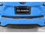カーゴステップパネル(樹脂)。荷物の積み降ろし時にバンパーを保護し、SUVらしいスタイリングのアクセントにもなるカーゴステップパネル。