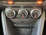 運転席・助手席の3段階シートヒーターとダイヤル式フルオートエアコンを装備。CD/DVDやUSB端子などメディア機能も揃い、どのような季節でも快適にドライブを楽しめる充実の装備です。
