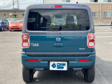 リアまわりにはHYBRIDエンブレム、FLAIRエンブレム、マツダエンブレム、リアワイパーを装備しています。グリーン系の外装色とグレー系のルーフの組み合わせです。CARGO瑞穂店の購入後もしっかりサポ