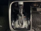 「e:HEV」は、モーター走行を中心にしながら電気エネルギーやエンジン動力を最も効率よく使い分けることができる賢いハイブリッドシステムです。サイドブレーキはスイッチ操作の電子制御パーキングブレーキです