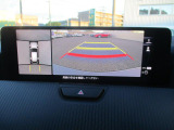 見えない部分の危険察知をサポートする360&deg;ビューモニター+フロントパーキングセンサーです。車両の前後左右にある4つのカメラを活用し、センターディスプレイの表示や各種警報音で定速走行時や駐車時に車両周