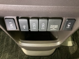 前席の左右別々のシートヒータースイッチが付いており、2段階で温度設定ができます。その間に、スマートフォンなどに使える充電可能USB端子が2個、ナビ接続用のUSB端子が1個ついています。