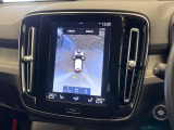 【360&deg;ビューカメラ】4台の高解像度カメラで360度の鳥瞰図を表示。隣の車や壁、死角にある障害物などを画面で確認できるため、狭いスペースでの駐車・出入りも安心です。
