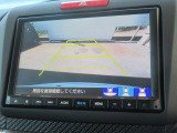 【リアカメラ】リバースに入れるだけで後方の映像が映ります。安全確認や、狭い駐車場での車庫入れ、雨の日や夜間など視界の悪い時に便利です。安全にバックする為には欠かせない装備です。
