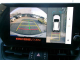 パノラミックビューモニター付きです。車両を上から見たような映像をディスプレイオーディオ画面に表示。運転席からの目視だけでは見にくい、車両周辺の状況をリアルタイムでしっかり確認できます。
