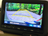 【バックカメラ】駐車時に後方がリアルタイム映像で確認できます。大型商業施設や立体駐車場での駐車時や、夜間のバック時に大活躍!運転スキルに関わらず、今や必須となった装備のひとつです!