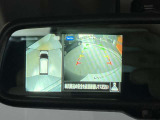 前後左右4つのカメラで、上から見たような映像をお届け、駐車時も安心、アラウンドビューモニター付(肉眼では確認し辛い左前の映像に切り替えることも可能です)。