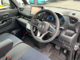 運転席廻り。中央にはアームレストが備わってます。