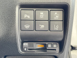 運転席右下にETCやパーキングセンサーのスイッチ等がついています。
