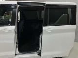 左側電動スライドドアは、子供の送り迎えの際に運転席からドアの開閉ができるので便利です。ルーフが高いので乗り降りもしやすいです♪