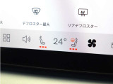 フロント・シートヒーターに加え、ステアリングホイール・ヒーターも装備。厳寒の地、北欧スウェーデン発祥のブランドならではのアイテムです。